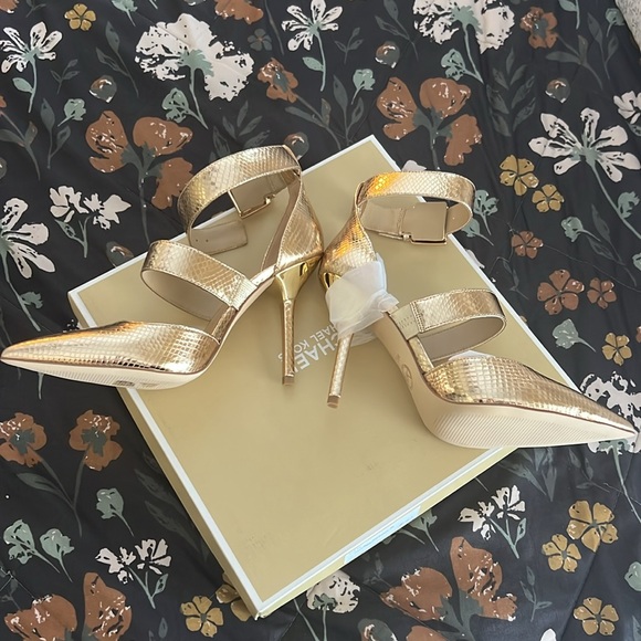 MICHAEL Michael Kors Amal Pump - Picture 5 of 5